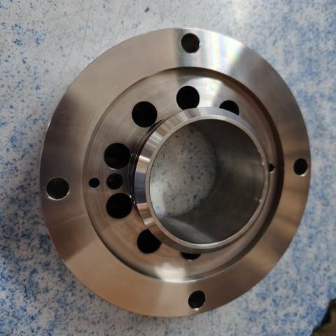 Närbild av en bearbetad metallkomponent